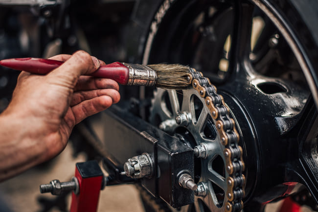 come ingrassare la catena della moto