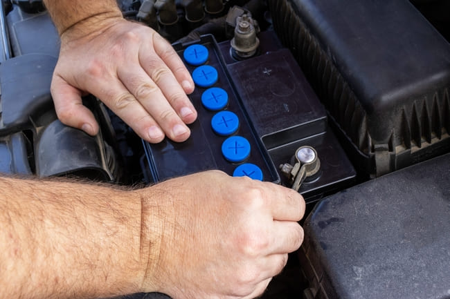 Cómo desconectar la batería del coche