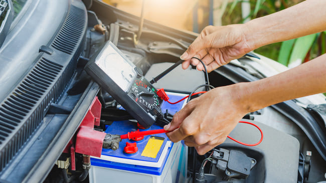 Vanliga symptom på ett dåligt bilbatteri att vara uppmärksam på