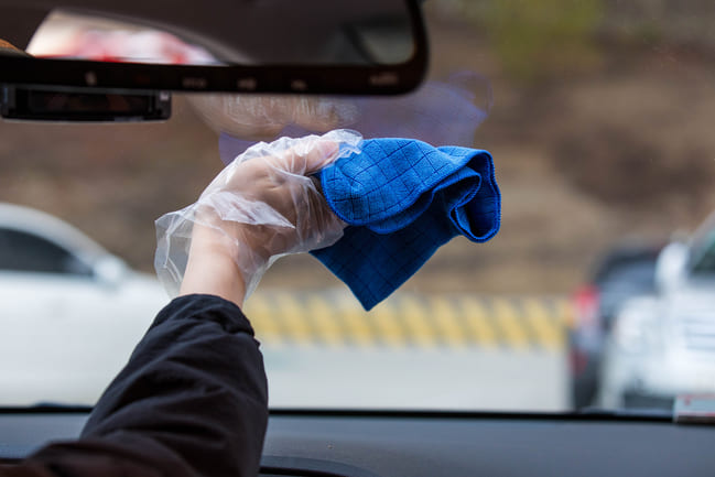 Autoscheiben innen reinigen