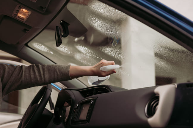 Autoscheiben ohne Schlieren reinigen