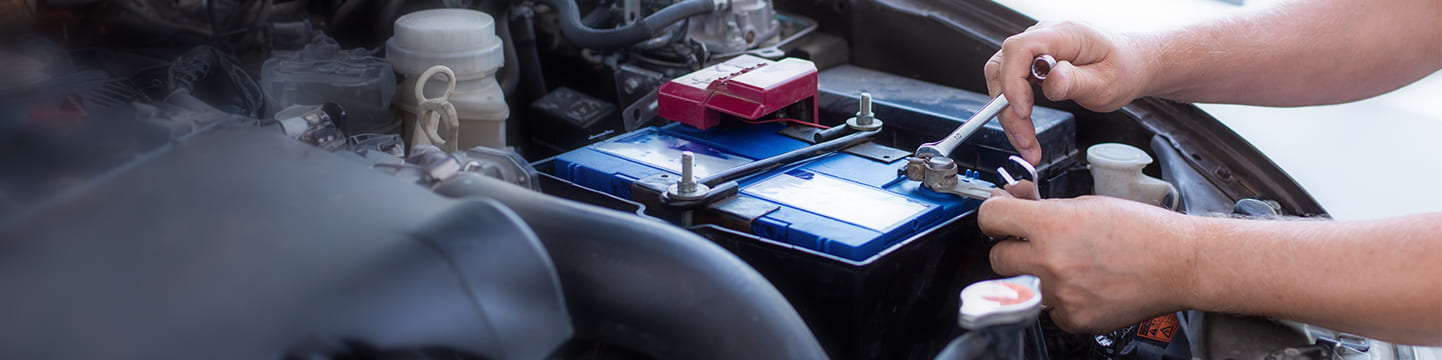 Rebrancher correctement une batterie de voiture : câbles, pinces et polarité