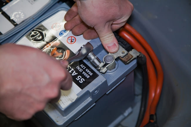 Rebrancher correctement une batterie de voiture
