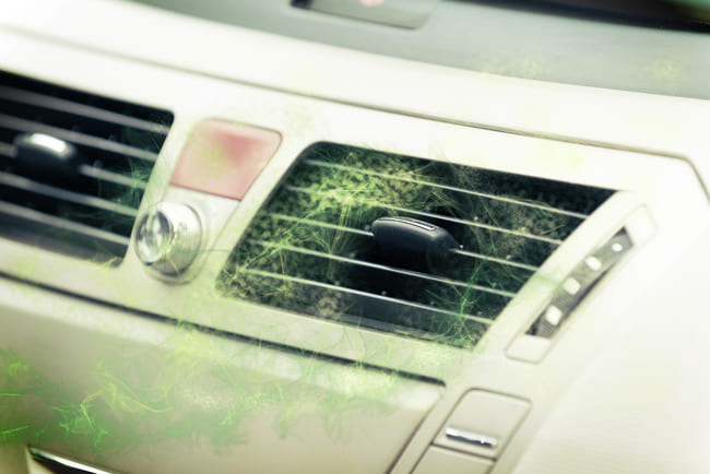 Pourquoi ma climatisation de voiture sent-elle mauvais