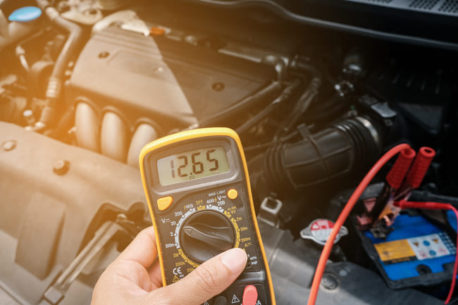 how to check car battery voltage