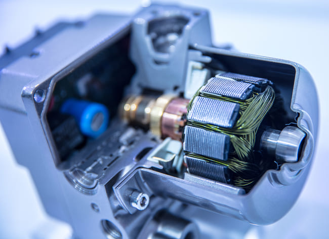 Vilka delar består generatorn av