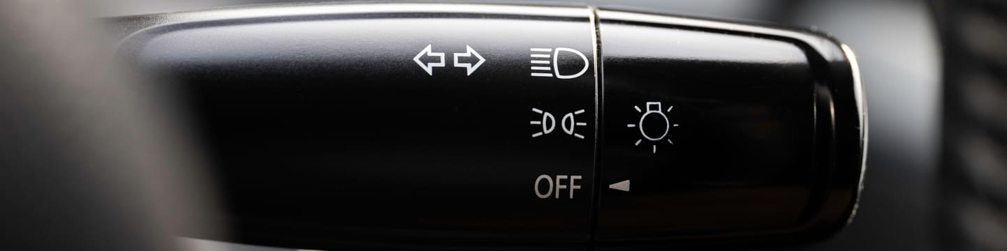 Symboles des feux de voiture : pictogrammes essentiels à retenir pour bien conduire.