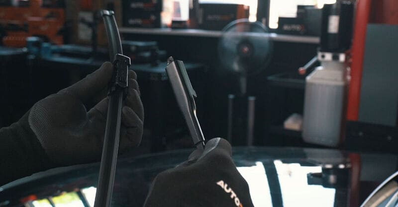 Alternativ können Sie mit einer Hand den Arm halten und mit der anderen Hand das neue Wischerblatt aufstecken