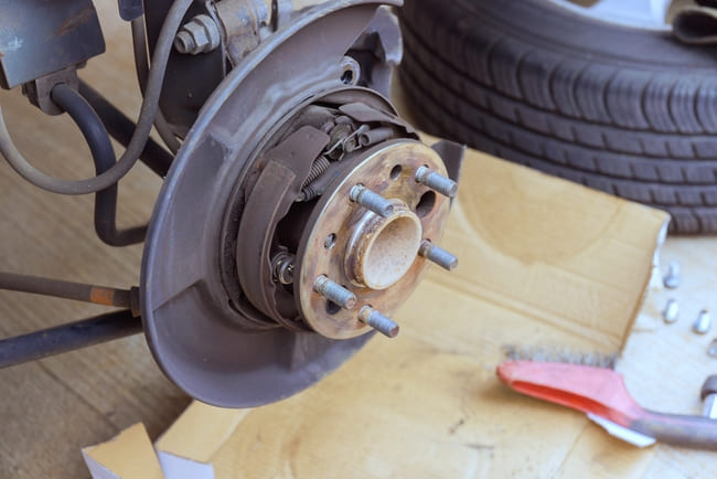 Hoe verwijder je roest van de wielnaaf van je auto