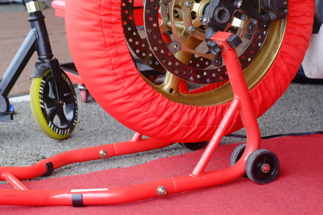 How to use a front paddock stand