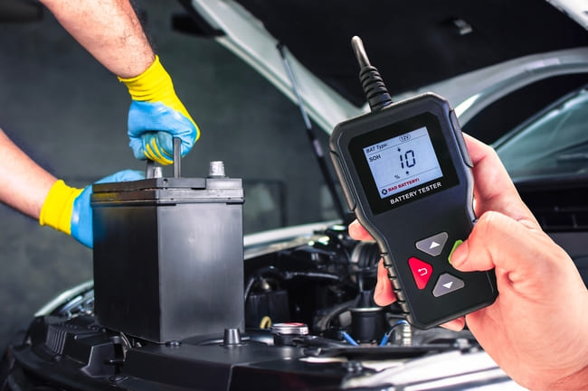 Come controllare la batteria auto con un tester