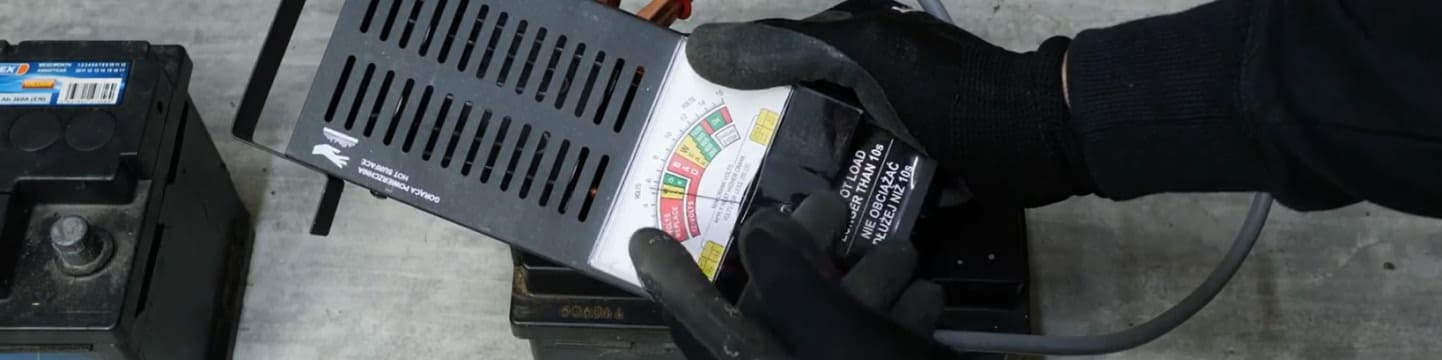 Come controllare la batteria auto con un tester: misurare il voltaggio e il livello di carica