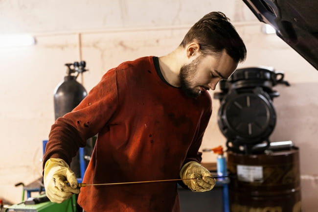 Wie bekomme ich alte Motorölflecken aus der Kleidung?