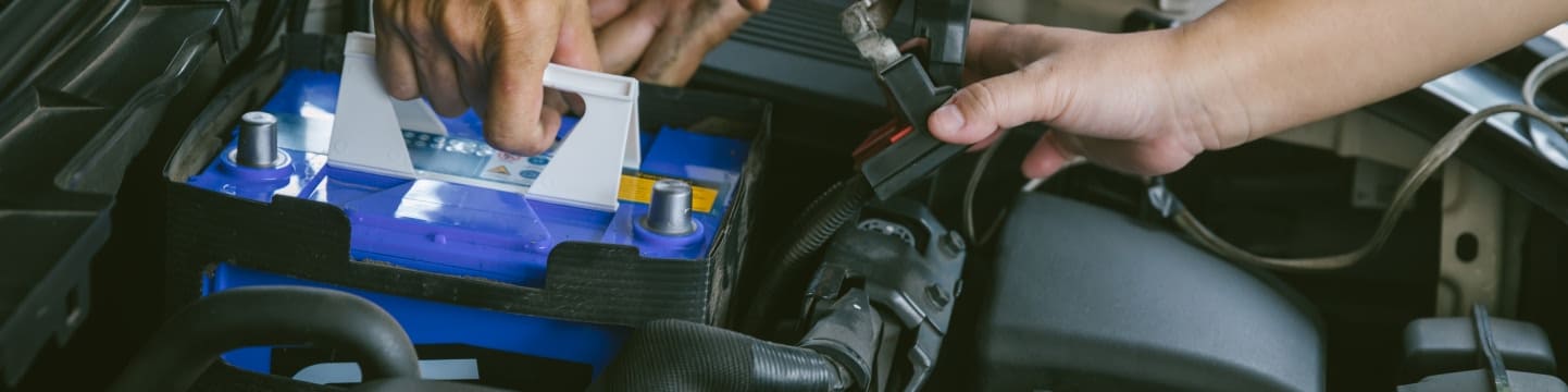 Was kostet eine neue Autobatterie mit Einbau