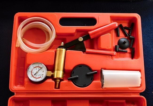 Wie entlüftet man eine Bremsleitung? Werkzeuge und Materialien