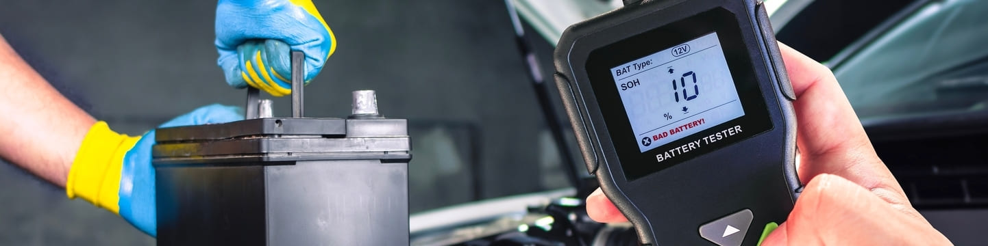 Wie kann man die Spannung eines KFZ prüfen?