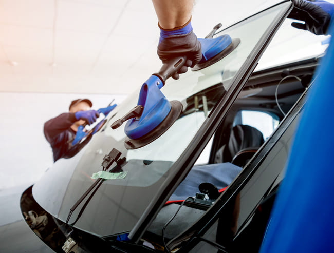 Beschädigte Windschutzscheibe: Reparieren oder Ersetzen? - Autopflege Wissen