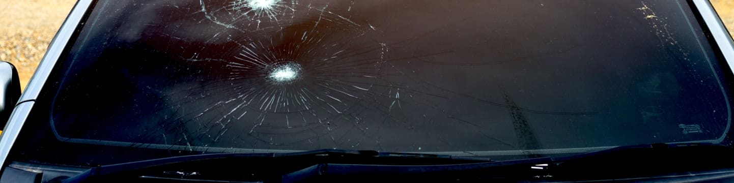 Riss in der Windschutzscheibe: Frontscheibenwechsel oder Reparatur bei Steinschlag oder Kratzer?