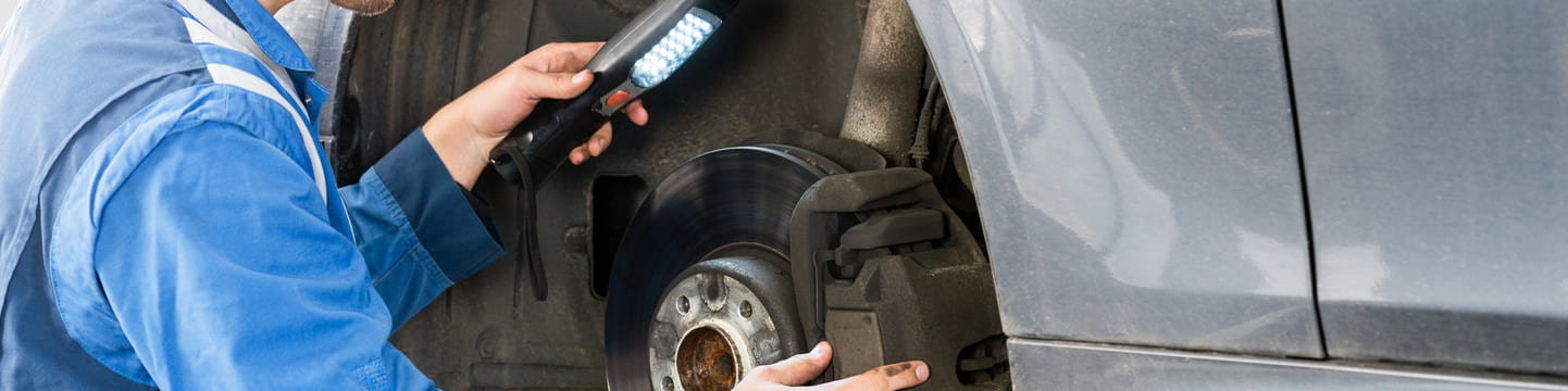 Warum quietscht mein Auto beim langsam fahren?