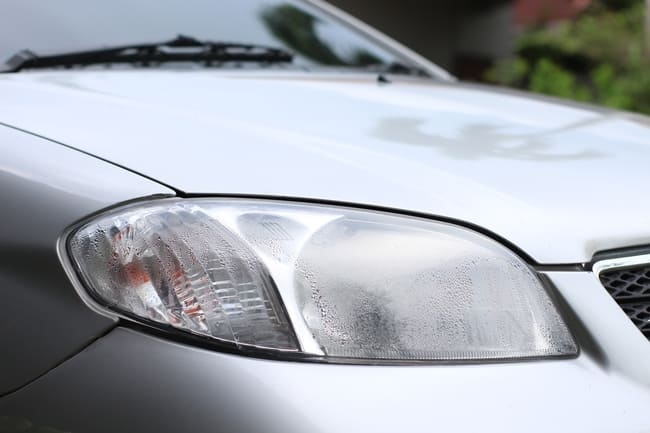 Warum ist mein Scheinwerfer von innen milchig?