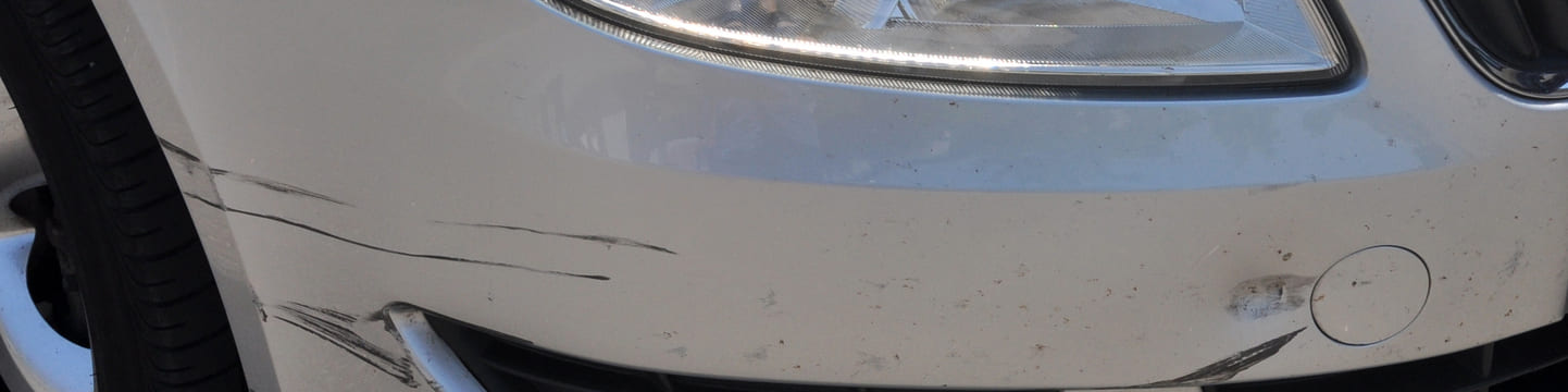 Wie entfernt man Kratzer aus einer Kunststoffstoßstange?