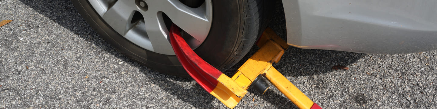 Comment puis-je bloquer une roue de ma voiture ?