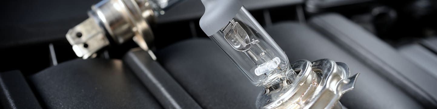 Comment changer une ampoule à l'avant du véhicule ?