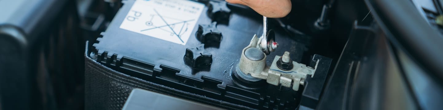 Comment s'appellent correctement les vis de la batterie ?