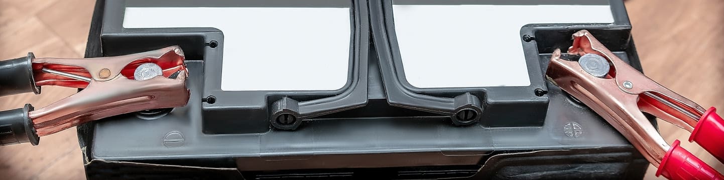 Comment trouver le plus et le moins sur une batterie ?