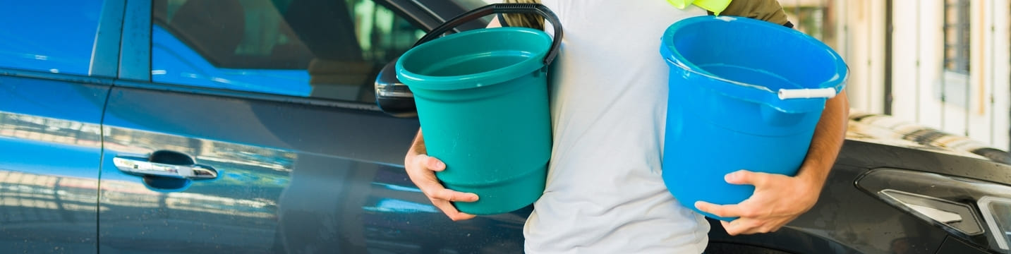 Comment laver sa voiture avec un seau d'eau ?