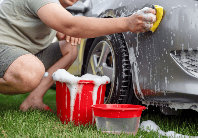 Comment laver sa voiture avec un seau d'eau ?