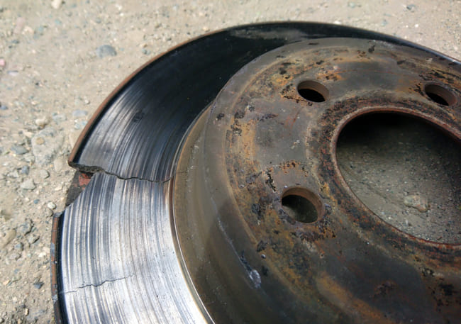 Que dois-je faire si mes disques de frein sont endommagés ?