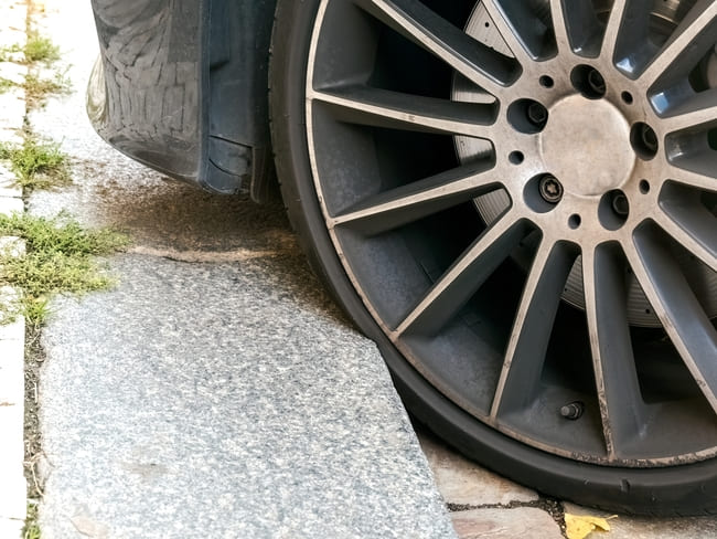 Pinchazo de una rueda del coche: cómo arreglarlo y cuánto cuesta ➤ AUTODOC  BLOG