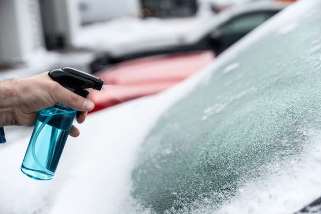 Autoscheibe von innen gefroren: Was tun?