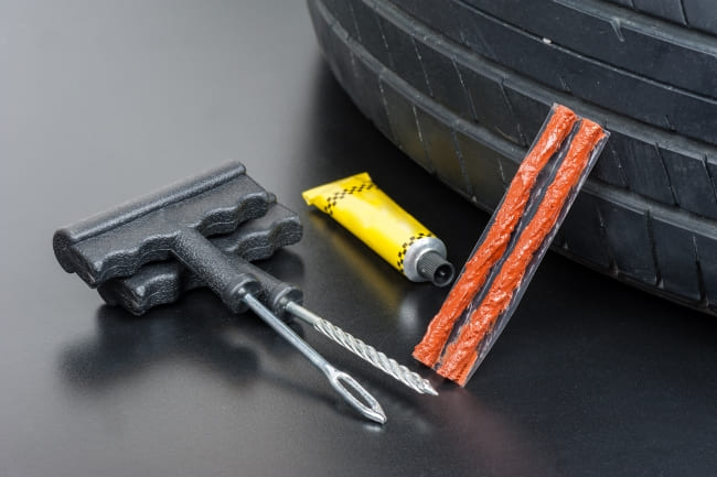 Cómo reparar un pinchazo con un kit de reparación de pinchazos sellador