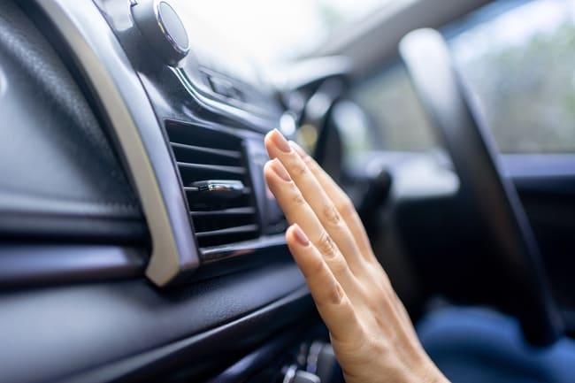 Koudemiddel in de airco van de auto bijvullen
