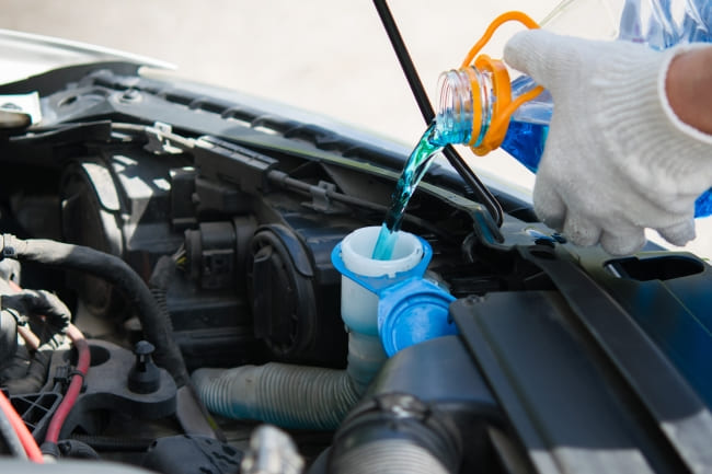 ¿El limpiaparabrisas no echa agua, ¿por qué?