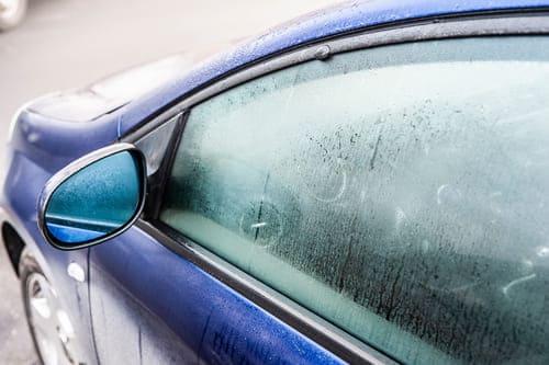 Kann die Feuchtigkeit auch durch Defekte an Bauteilen ins Auto gelangen