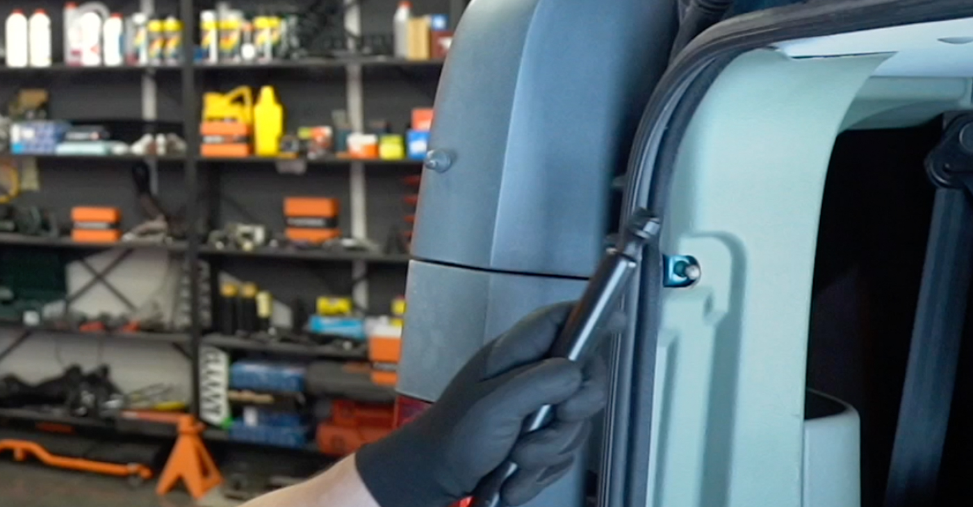 Kui keeruline on seda iseseisvalt teha: vahetada välja OPEL VIVARO Luugiamordid - laadige alla illustreeritud juhend