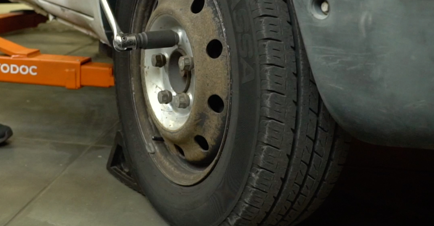 Como substituir NISSAN INTERSTAR Autocarro (X70) dCi 120 2003 Ponteiras de Direcção - manuais e guias de vídeo passo a passo